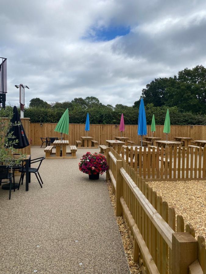 The New Wheel Inn Lymington Esterno foto